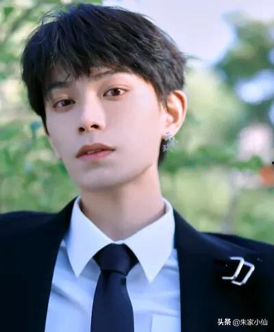 何炅吃瓜谢娜张杰视频,吃瓜谢娜张杰背后的温馨故事