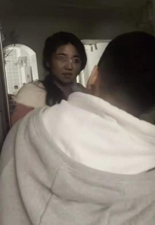 吃瓜女孩磕头视频播放,吃瓜女孩演绎网络新潮流