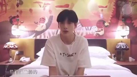 情侣甜甜吃瓜博主视频,情侣博主甜蜜吃瓜瞬间，甜蜜指数爆表！