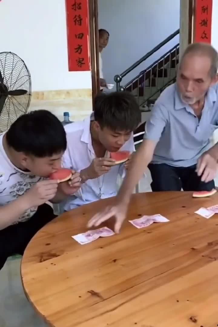 跟爷爷比赛吃瓜视频,爷孙俩的欢乐吃瓜大赛