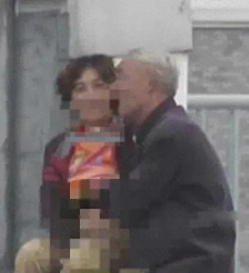 大爷吵架大妈吃瓜视频在线观看,大爷大妈街头吵架，吃瓜群众围观成风景