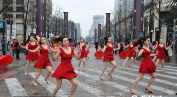 街头围观吃瓜视频,围观吃瓜群众，揭秘生活百态